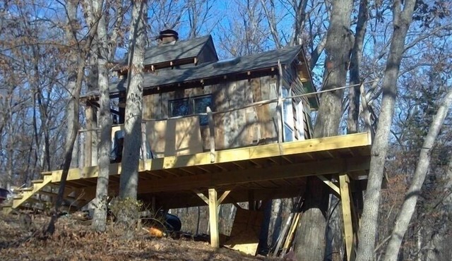 Ten Acre Treehouse "Whitetail" Sleeps 2-4