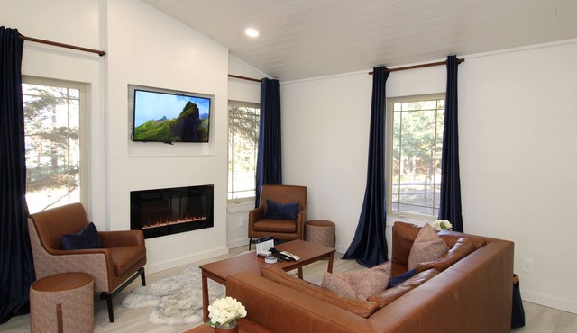 Ten Cabins on One Property, Fire Pit, BBQ, King Bed, Free Sledding, A/C