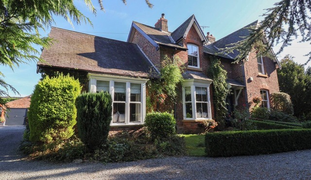 TEN GABLES, luxury holiday cottage, with hot tub in Driffield