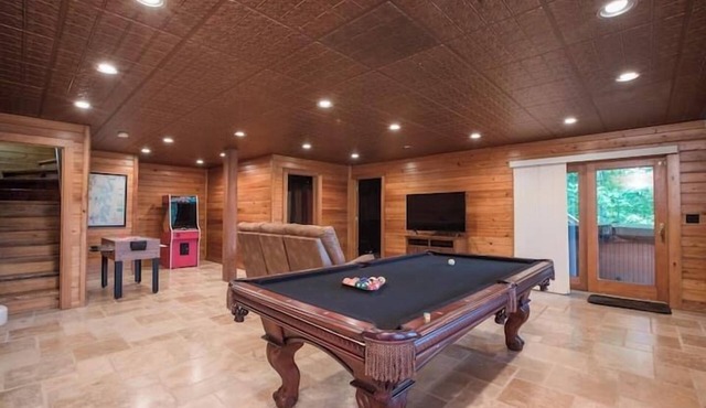 Ten Mile Cabin Sleeps 16! Best Deal on AirBNB