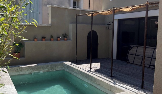 Ten minutes from Avignon and Isle sur Sorgue, in the heart of the village, charming villa