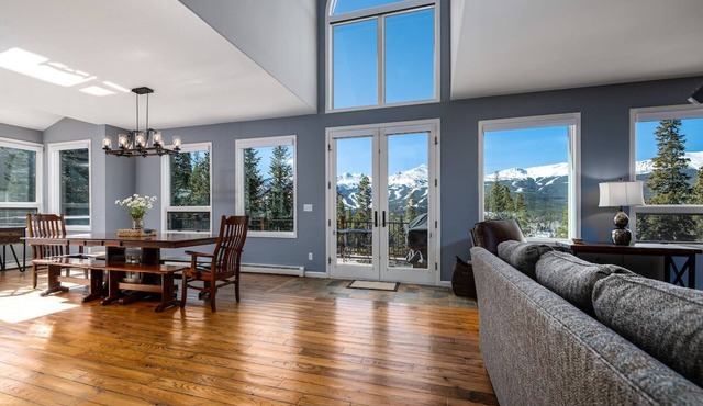 Ten Peaks Lookout Home: Incredible Views, Hot Tub