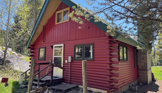 Ten Sleep Timberline Chalet: Cozy Forest Hideaway with WiFi, Views & Solitude