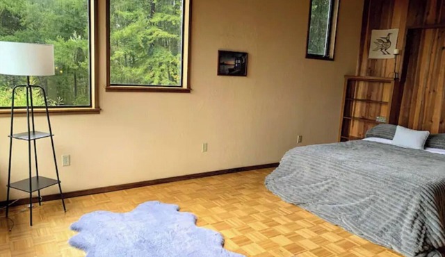 *Ten Trees* Cabin, Secluded, Near Redwood Parks