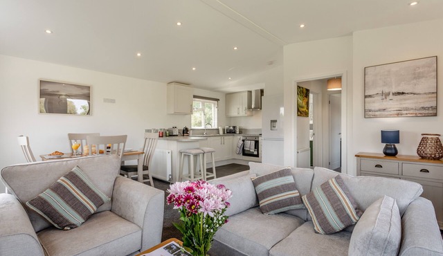 Tench Lodge - Two Bedroom House, Sleeps 4