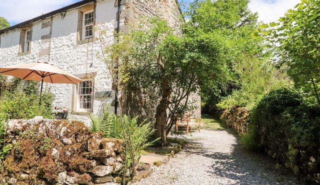 TENNANT COTTAGE, pet friendly, character holiday cottage in Malham