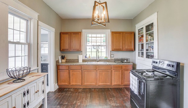 Tennessee Family Farmhouse on 2 Acres!