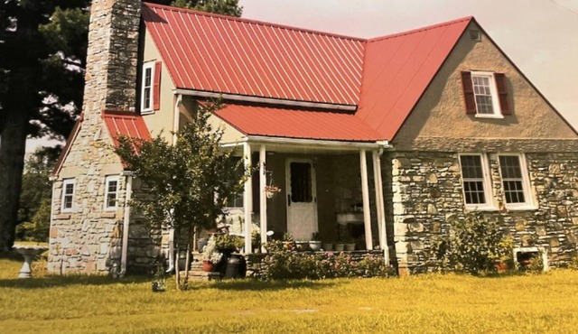 Tennessee Historical home with modern amenities on the Cumberland Plateau.