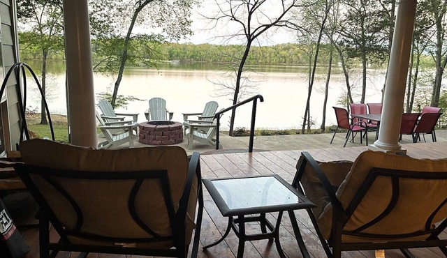 Tennessee River House - Kayaks, Fishing, Firepit, Sleeps 8 & Dog-Friendly