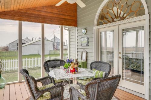 Tennis Court & Deck: Pet-Friendly Charles City Gem