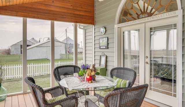 Tennis Court & Deck: Pet-Friendly Charles City Gem