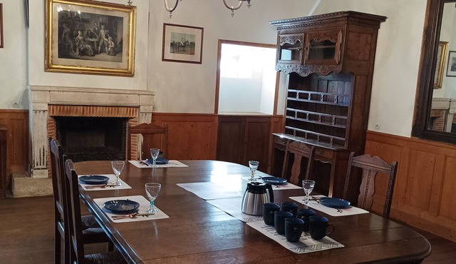 Tennis Anyone? Amethyst Room 18th Farmhouse converted to BnB 20mn Puy du Fou