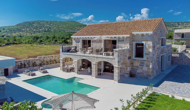 Tennis, Sauna, Jacuzzi - James Bond Mansion