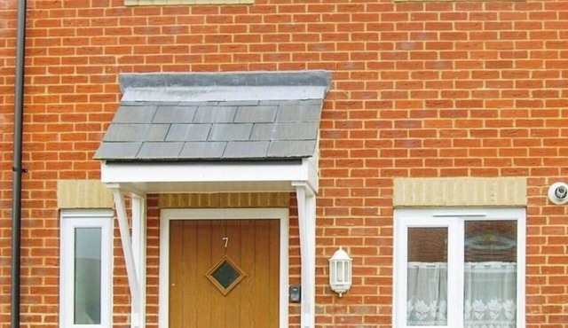 Tennyson Cottage - a house that sleeps 4 guests in 2 bedrooms