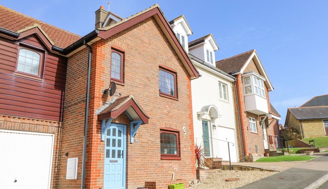 TENNYSON VIEW, family friendly, with a garden in Totland