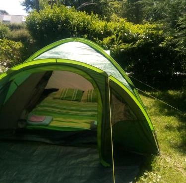 Tente 2 places installée sur emplacement commun