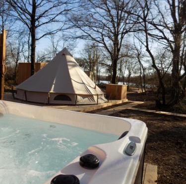 Tente avec jacuzzi vue lac 1