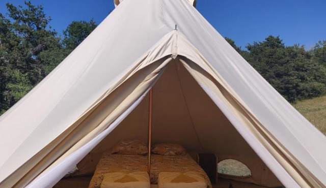 Tente en pleine nature sur la colline