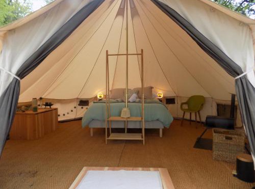 Tente familiale au bord de l'eau