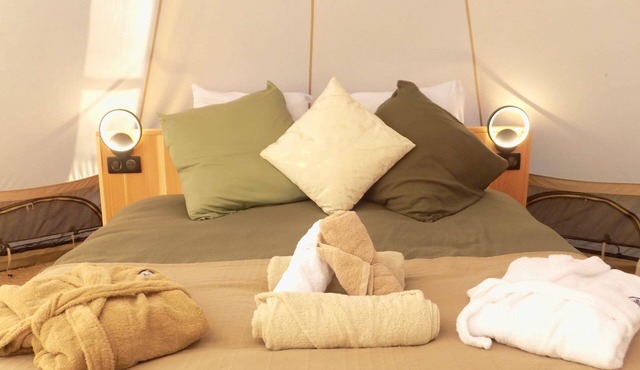 Tente luxe Etang vue Jacuzzi privatif Copa cabanes 3