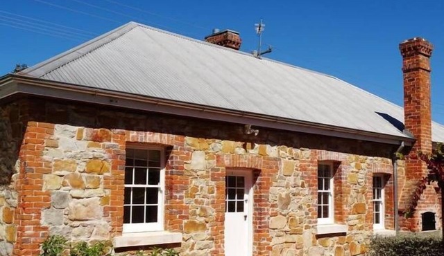 Tenterfield Accommodation’s“White Rose Cottage”