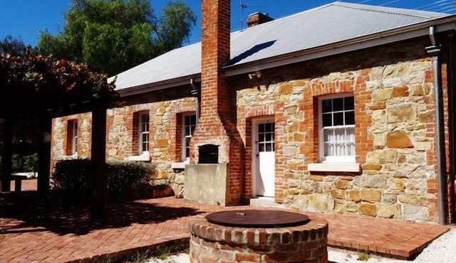 TENTERFIELD ACCOMMODATION’s“Red Rose Cottage”
