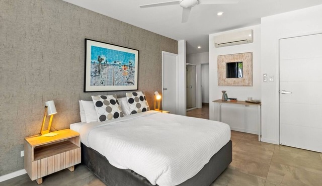 Tenterfield on Oak is the serene tropical beachfront retreat you have been searching for!