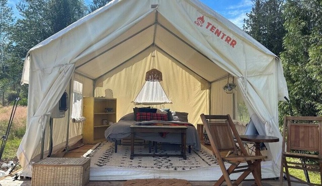 Tentrr Signature Site - Hobby Farm Glamping in Bow