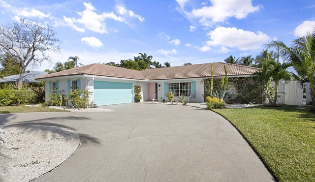 Tequesta/Jupiter Pool Home close to Beaches and Dining. 2 miles to the beach.