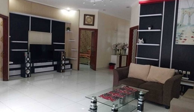 Terletak secara menarik di distrik Cisarua di Cisarua