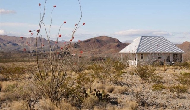 Terlingua Ranch Retreat: Enviro Friendly Home