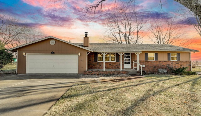 Terminal 23 Lounge. Gorgeous Remodeled 5 bedroom Home in Hutchinson