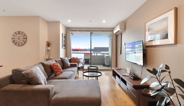 Terminus Apartment I Steps from Geelongs Buzz