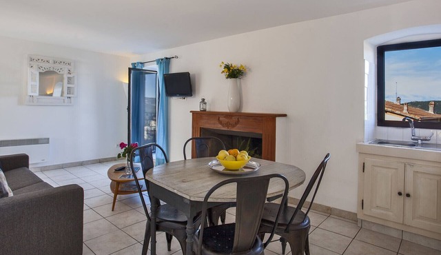 Terra appart climatisé ambiance village paisible tous commerces à pied