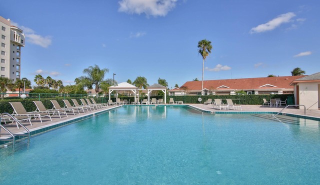 Terra Ceia Beauty! Golf Course, Heated Pool, WIFI, Nature Trail and much more