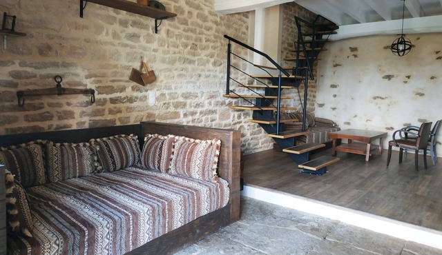 Terra loft gîte, orchard/vegetable garden, henhouse, valley views, wine route.