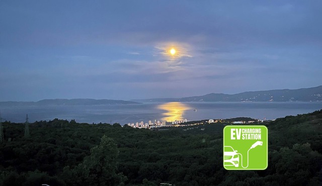 Terra Magica Deluxe Apartment OR Room with Private Parking, Terrace and Sea View