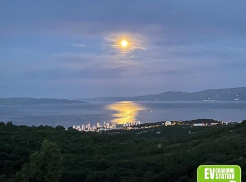 TERRA MAGICA DELUXE Apartment Or Room with Free Parking, Terrace and Sea View