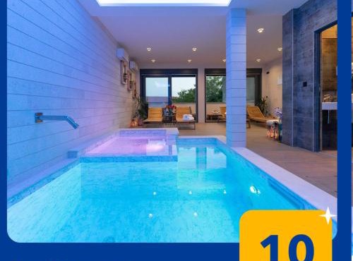 Terra Maiorum -12 person private Villa - heated pool and water massage