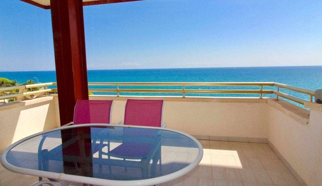 Terrace apartment with sea view Direct access to the beach On foot to amenities Port Aventura 15 minutes away