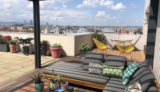 Terrace apartment overlooking Lyon, with excellent transport links