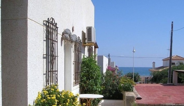Terrace bungalow, sleeps 4-5, 50 m from the sandy beach & close to the centre