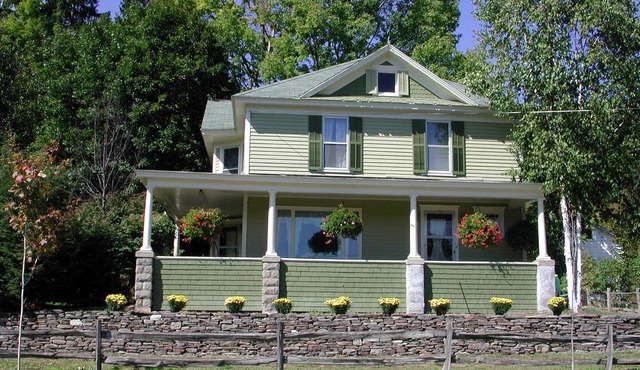 Terrace Lawn Awesome location 1/2 mile to Dreams Park, 5 bdrm home, shared pool