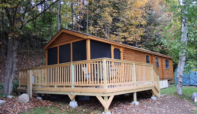 Terrace Lawn Cabin - Recently built cabin, 1/2 mile to Dreams Park, shared pool