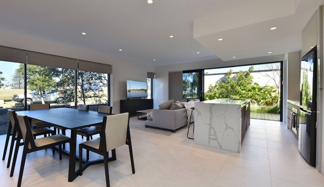 Terrace Sorrento - Trinity Point: Spectacular Lake Views in Every Direction.