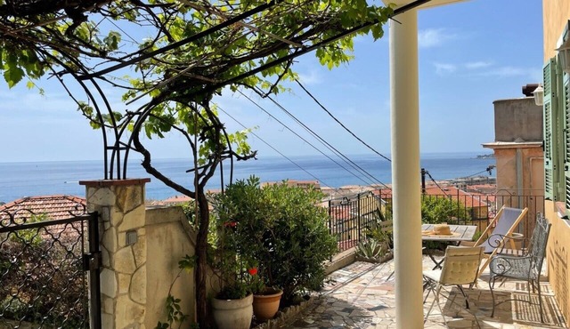 Terrace with stunning sea view and pergola with vines