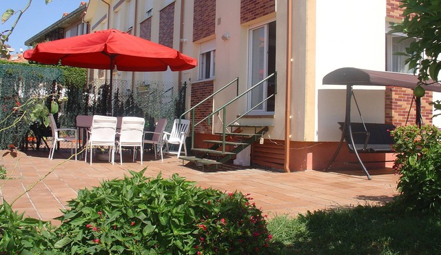 Terraced house with terrace and WIFI, near the beach of Loredo