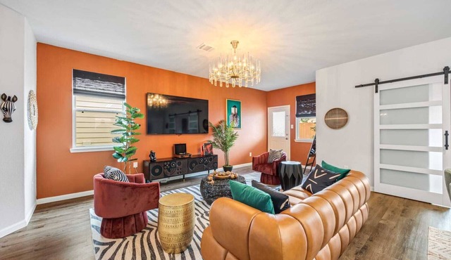 TerracottaHut with Hot Tub and Gameroom near IAH Airport