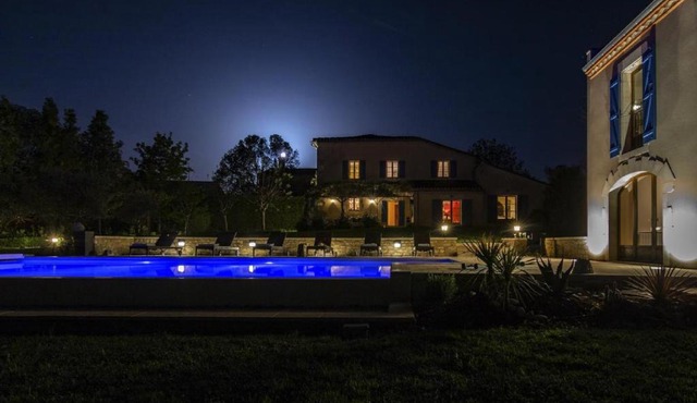 Terrasse en plein air vers les lointains tournesols d'été