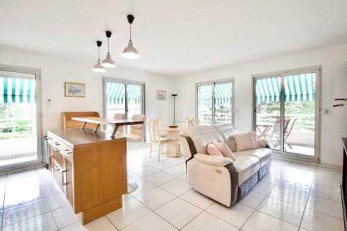 Terrasse, piscine & parking sur la Côte d'Azur